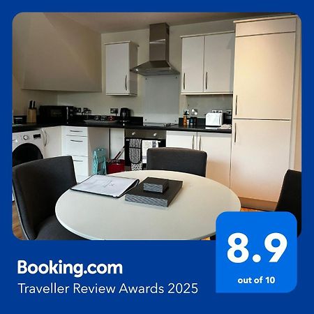 Central Townhouse With Parking Telford Bagian luar foto