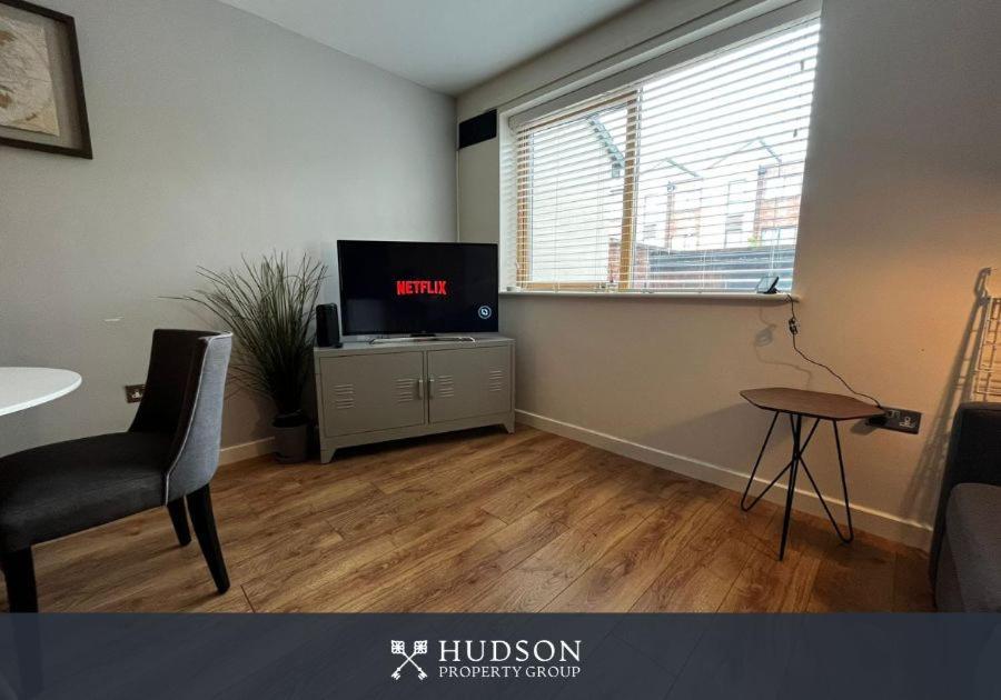 Central Townhouse With Parking Telford Bagian luar foto