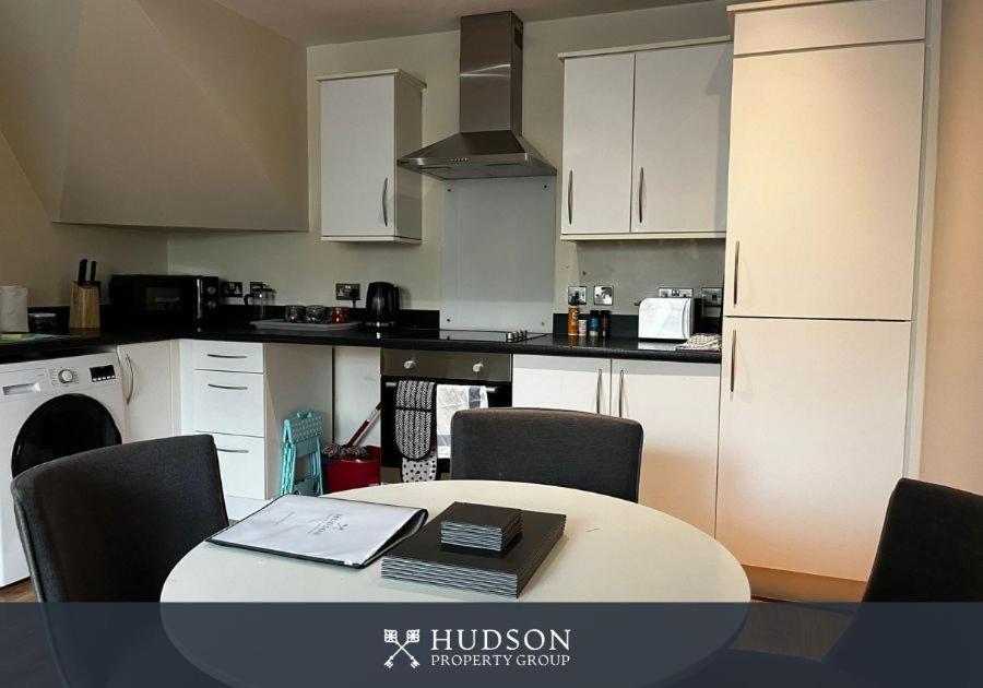 Central Townhouse With Parking Telford Bagian luar foto