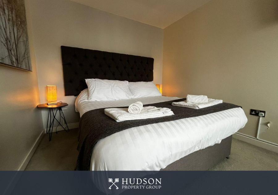 Central Townhouse With Parking Telford Bagian luar foto