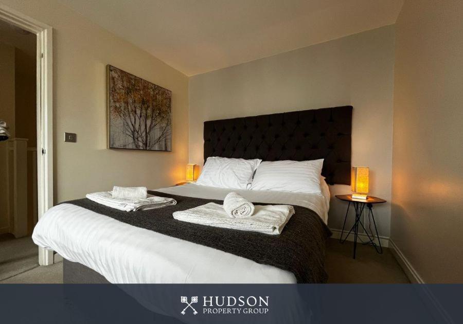 Central Townhouse With Parking Telford Bagian luar foto