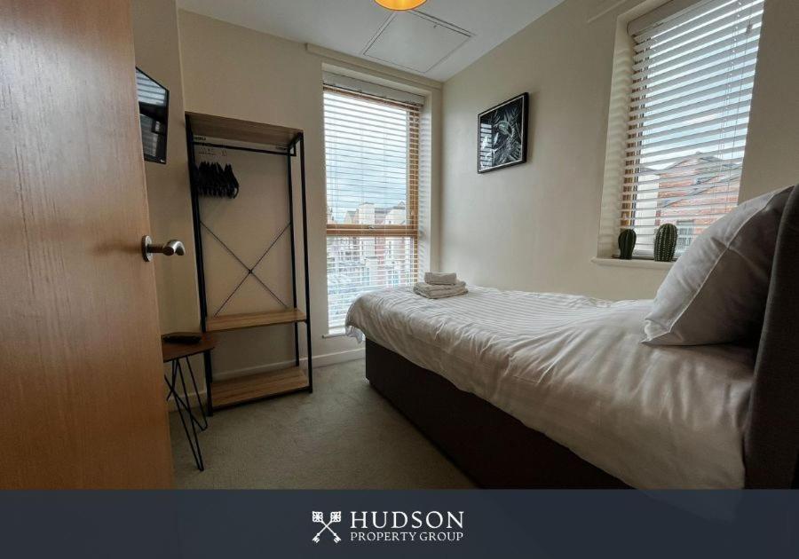Central Townhouse With Parking Telford Bagian luar foto