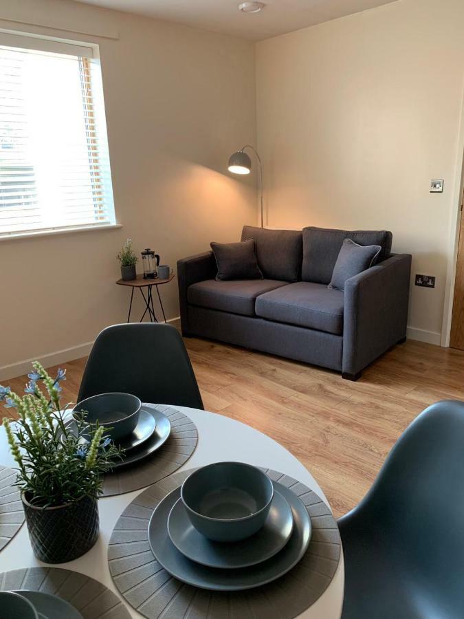 Central Townhouse With Parking Telford Bagian luar foto
